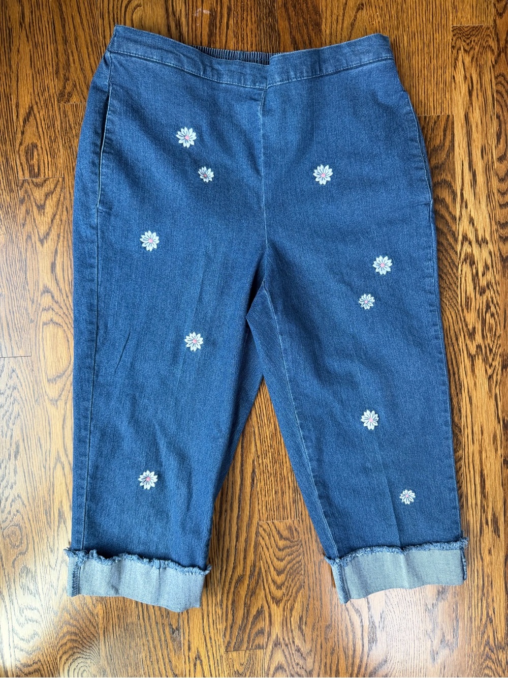 Women’s Vintage Denim Girlhoodcore 90s Floral Capri Pants with Daisy Embroidery